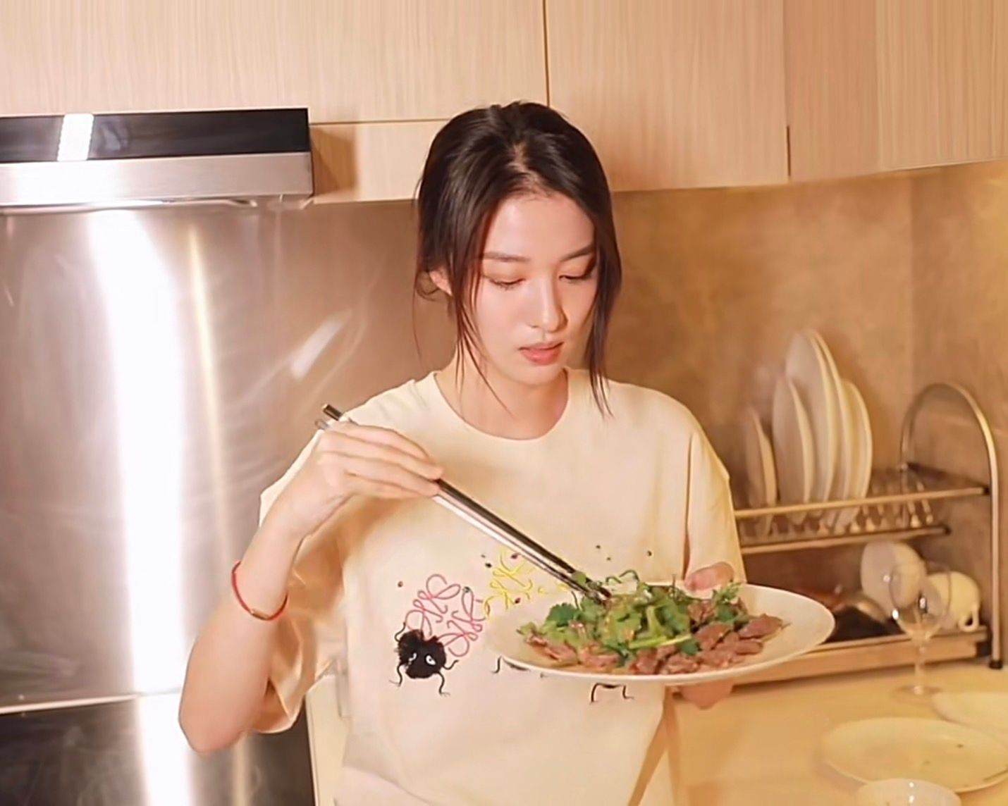 Đằng sau vẻ đẹp thần tiên tỷ tỷ của mỹ nhân mệnh danh "Tiểu Lưu Diệc Phi" là bí quyết giữ da trong veo khiến ai cũng muốn học theo- Ảnh 7.