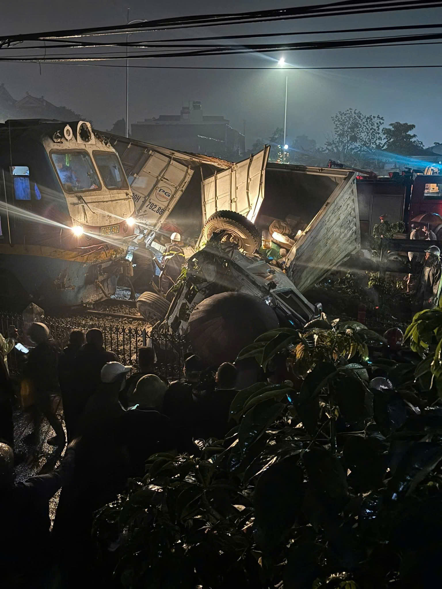 Tai nạn giao thông nghiêm trọng ở Hà Nội khiến tài xế xe tải tử vong tại chỗ - Ảnh 2. Tai nạn giao thông nghiêm trọng ở Hà Nội khiến tài xế xe tải tử vong tại chỗ - Ảnh 2.