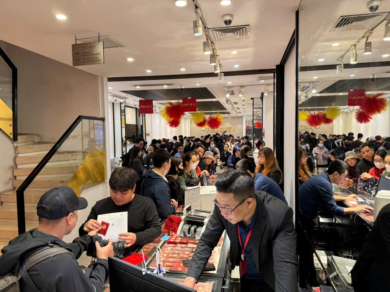 Giả danh nhân viên ngân hàng lừa đảo hơn 24 tỉ đồng- Ảnh 5.