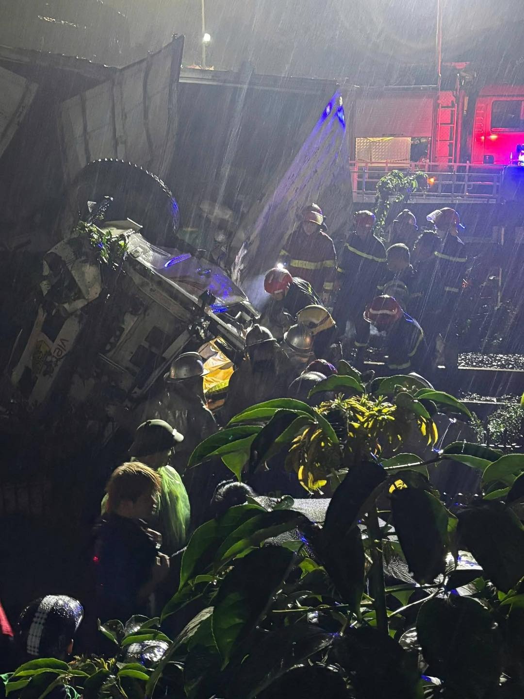 Tai nạn tàu hỏa Hà Nội kinh hoàng đêm mùng 9 Tết khiến xe đầu kéo biến dạng - Ảnh 2.