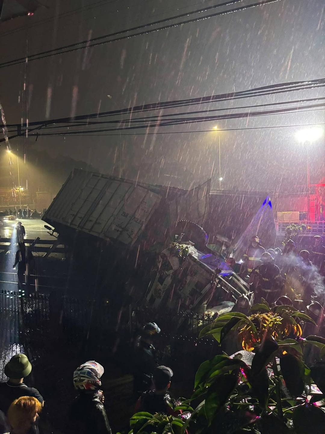 Tai nạn tàu hỏa Hà Nội kinh hoàng đêm mùng 9 Tết khiến xe đầu kéo biến dạng - Ảnh 3.