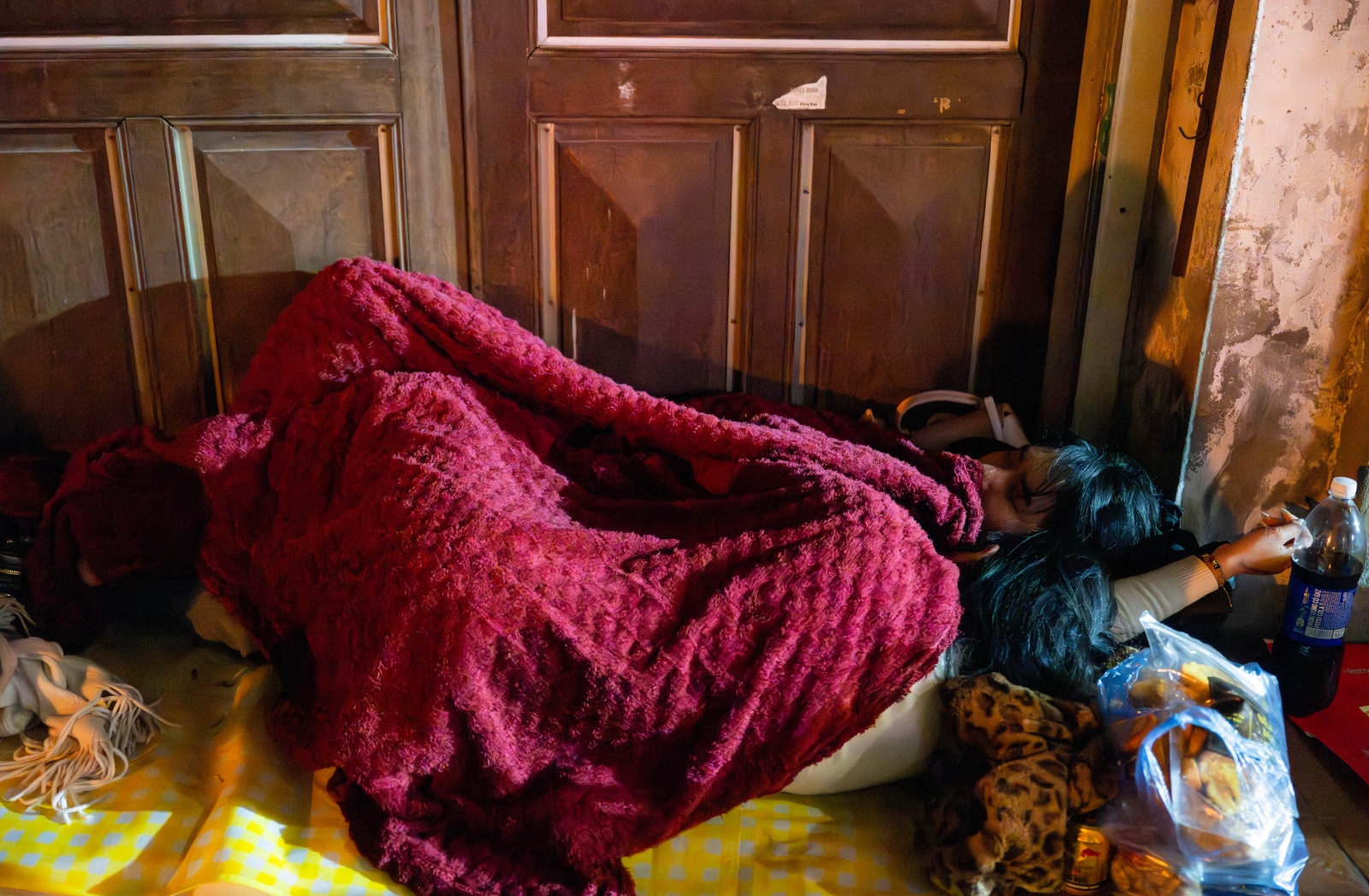 Ngày Vía Thần Tài: Khách đội mưa xếp hàng hơn 10 tiếng chờ mua vàng, xuất hiện thiết bị đặc biệt tại cửa hàng Trần Nhân Tông- Ảnh 4.