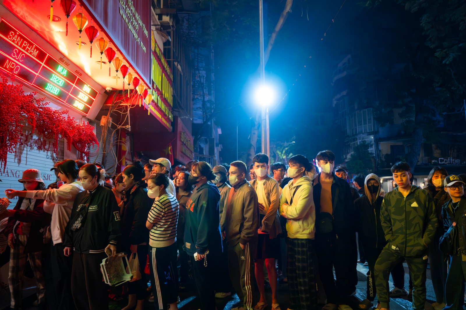 Ngày Vía Thần Tài: Khách đội mưa xếp hàng hơn 10 tiếng chờ mua vàng, xuất hiện thiết bị đặc biệt tại cửa hàng Trần Nhân Tông- Ảnh 2.