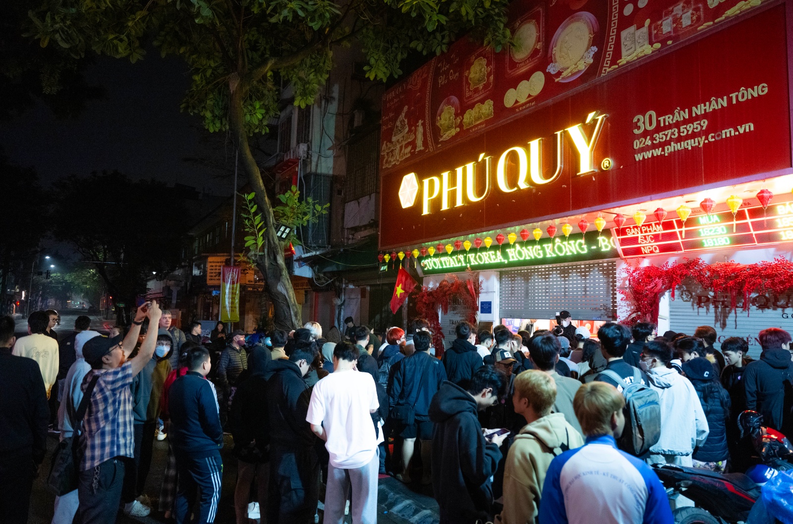 Ngày Vía Thần Tài: Khách đội mưa xếp hàng hơn 10 tiếng chờ mua vàng, xuất hiện thiết bị đặc biệt tại cửa hàng Trần Nhân Tông- Ảnh 1.