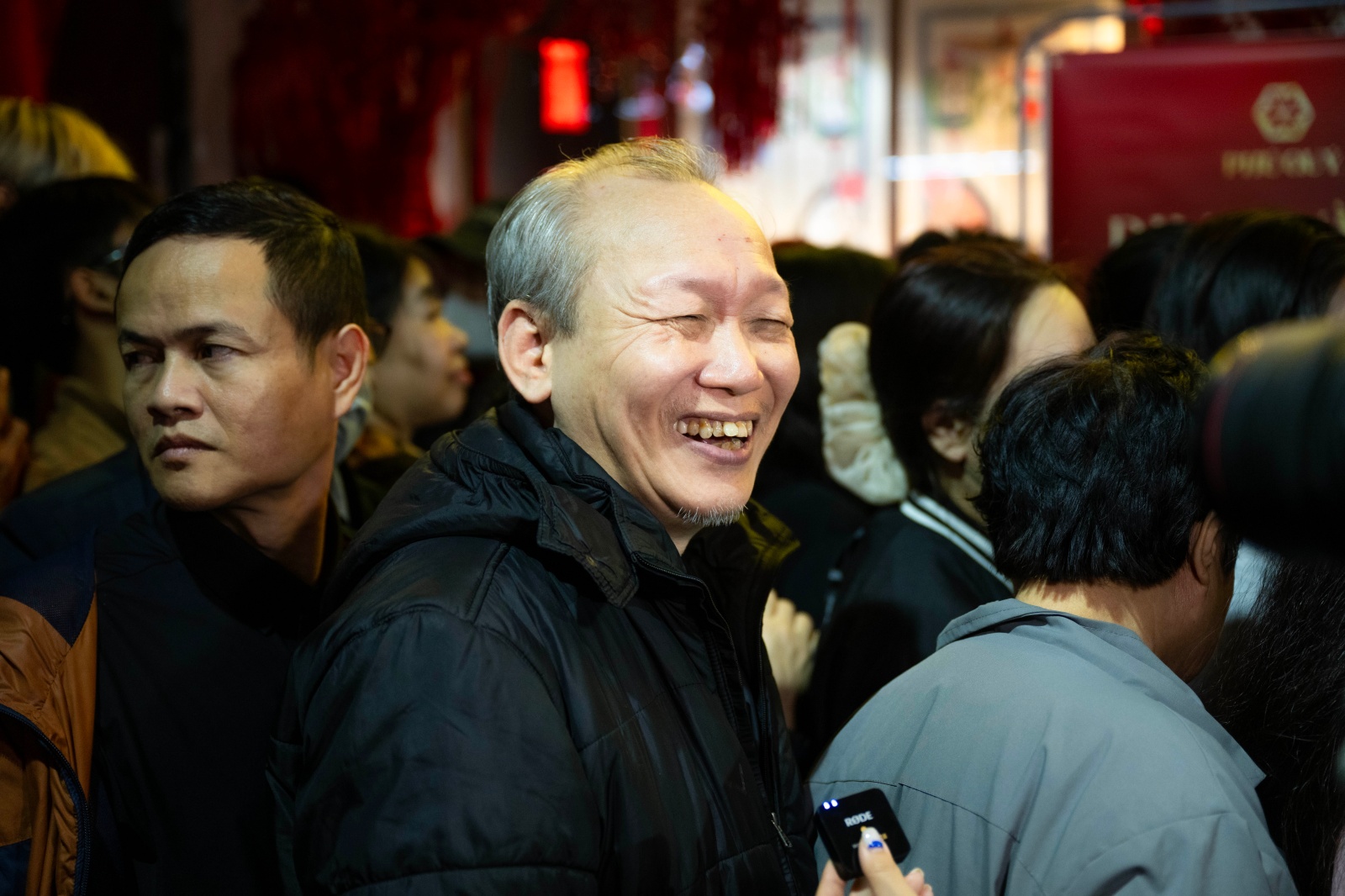 Ngày Vía Thần Tài: Khách đội mưa xếp hàng hơn 10 tiếng chờ mua vàng, xuất hiện thiết bị đặc biệt tại cửa hàng Trần Nhân Tông- Ảnh 8.