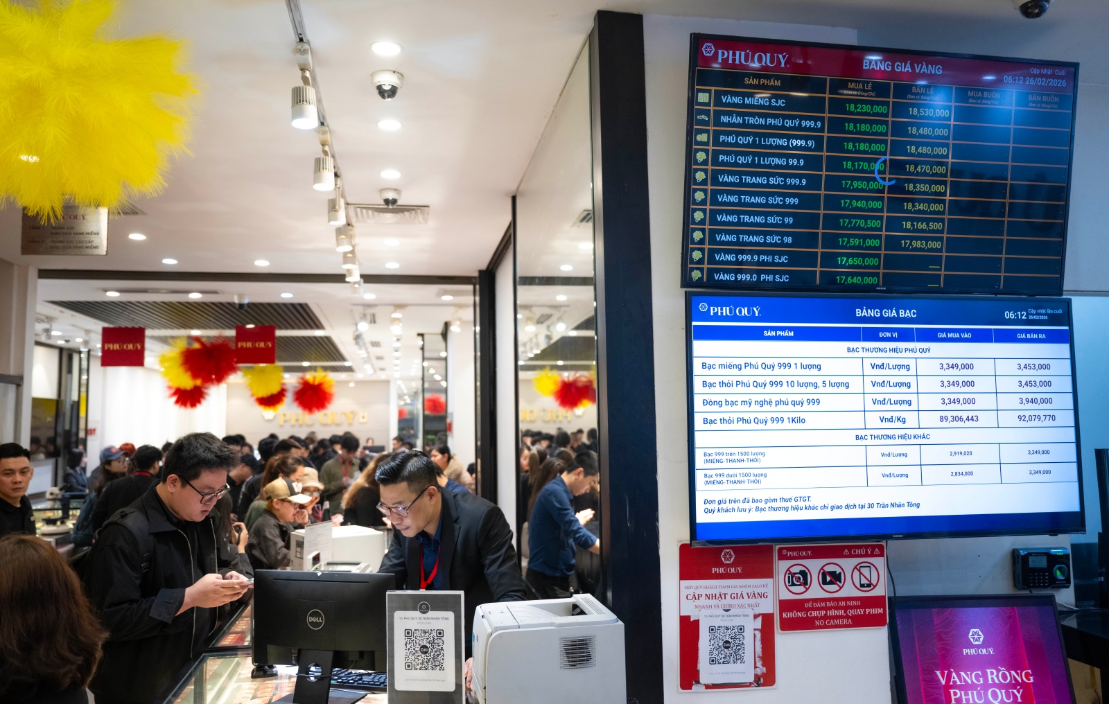 Ngày Vía Thần Tài: Khách đội mưa xếp hàng hơn 10 tiếng chờ mua vàng, xuất hiện thiết bị đặc biệt tại cửa hàng Trần Nhân Tông- Ảnh 14.