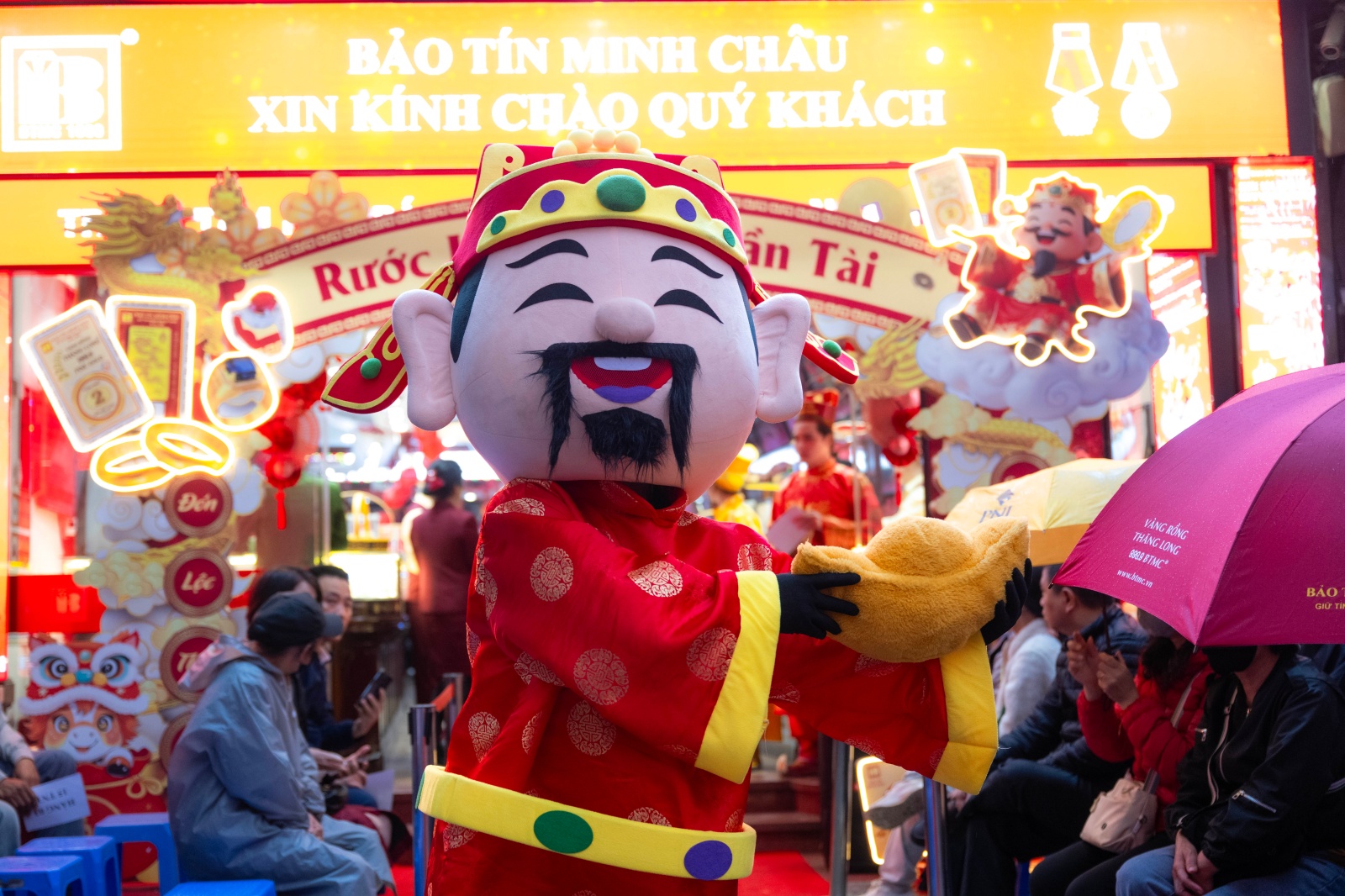 Ngày Vía Thần Tài: Khách đội mưa xếp hàng hơn 10 tiếng chờ mua vàng, xuất hiện thiết bị đặc biệt tại cửa hàng Trần Nhân Tông- Ảnh 17.