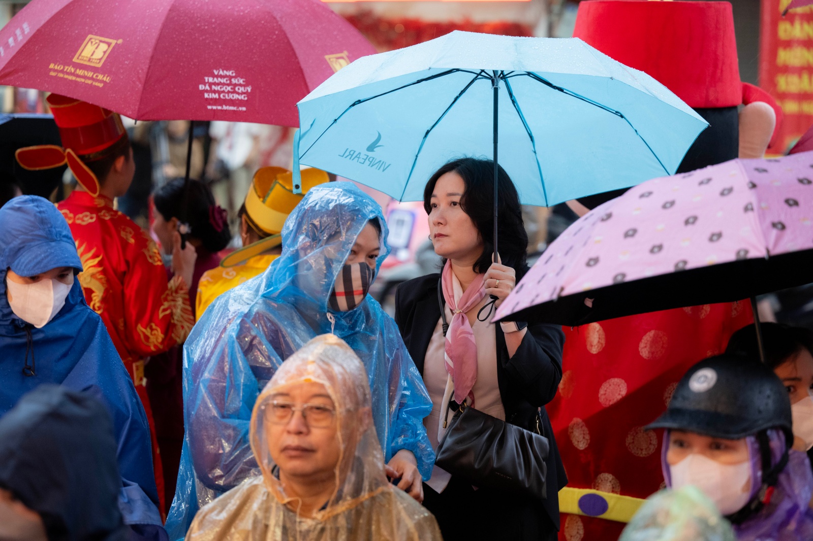 Ngày Vía Thần Tài: Khách đội mưa xếp hàng hơn 10 tiếng chờ mua vàng, xuất hiện thiết bị đặc biệt tại cửa hàng Trần Nhân Tông- Ảnh 15.