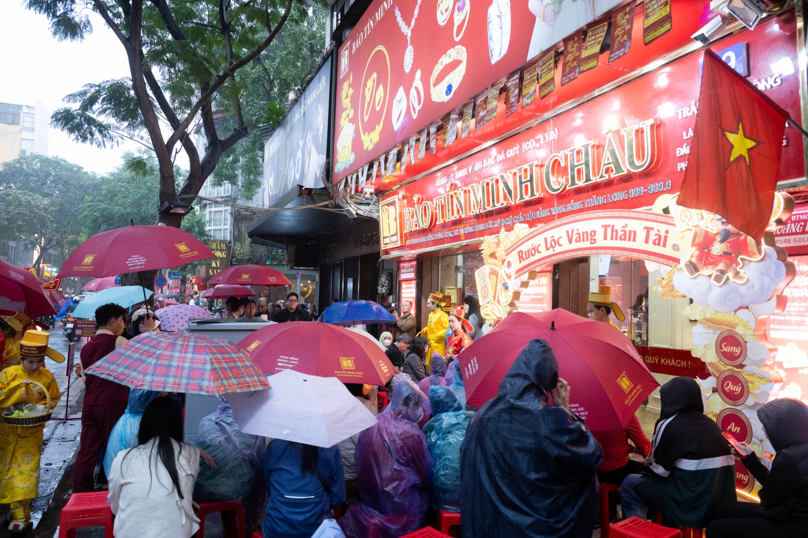 Ngày Vía Thần Tài: Khách đội mưa xếp hàng hơn 10 tiếng chờ mua vàng, xuất hiện thiết bị đặc biệt tại cửa hàng Trần Nhân Tông- Ảnh 12.