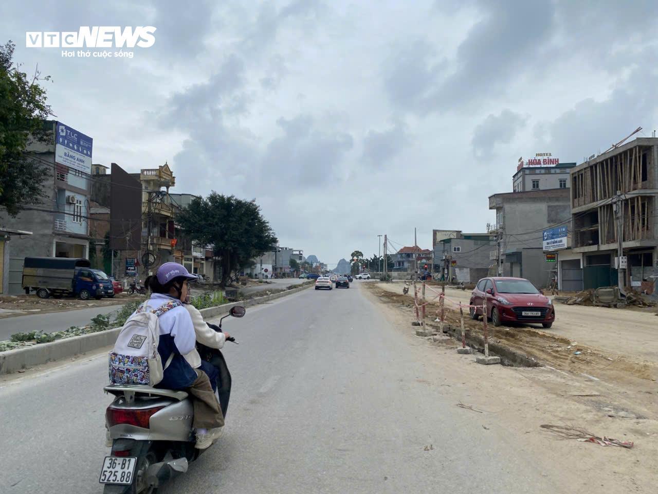 Dự án hơn 1000 tỷ đồng ở Thanh Hoá không rào chắn, người dân nơm nớp lo tai nạn- Ảnh 1.