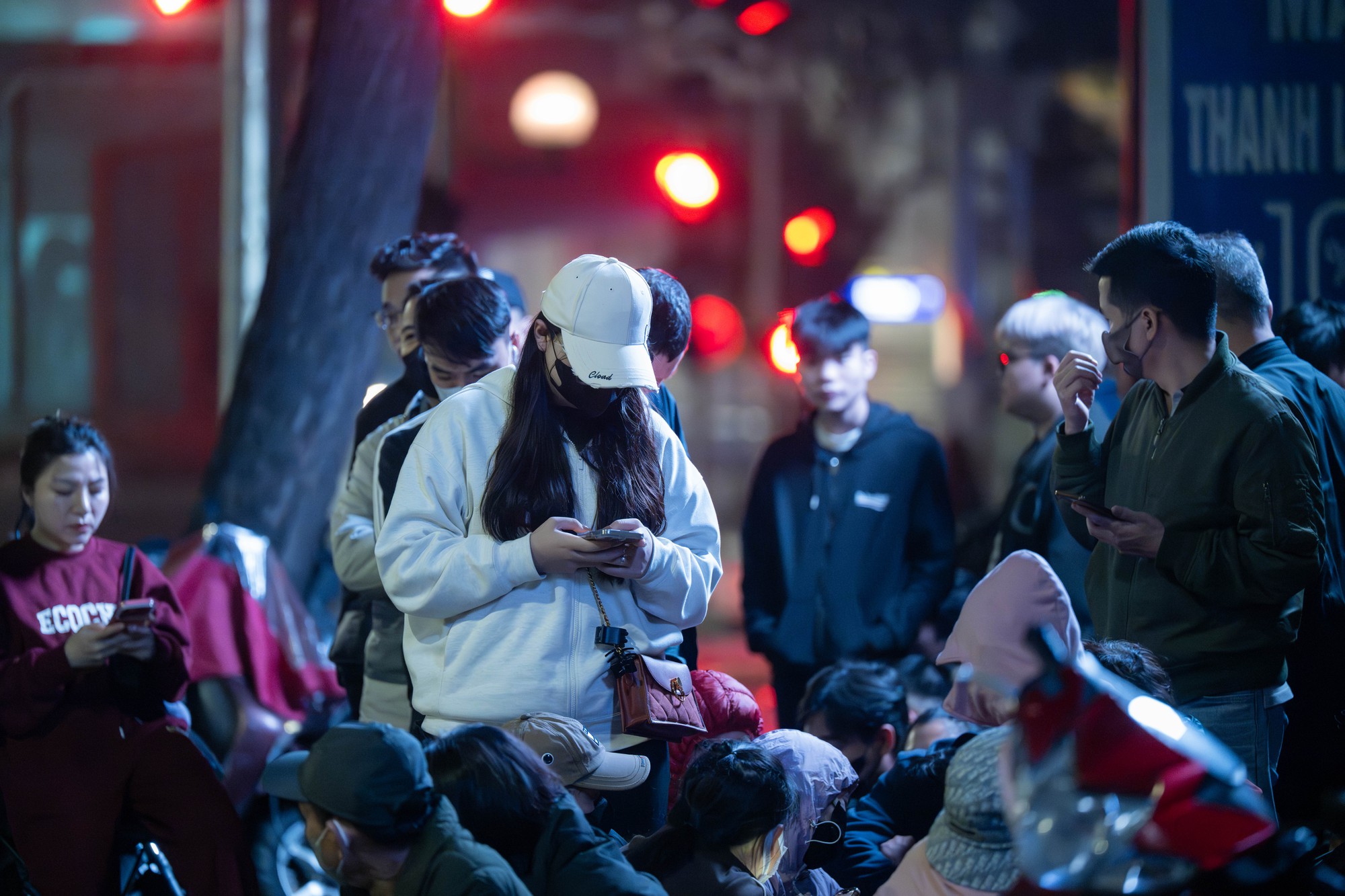 Ngày Vía Thần Tài: Khách đội mưa xếp hàng hơn 10 tiếng chờ mua vàng, xuất hiện thiết bị đặc biệt tại cửa hàng Trần Nhân Tông- Ảnh 11.