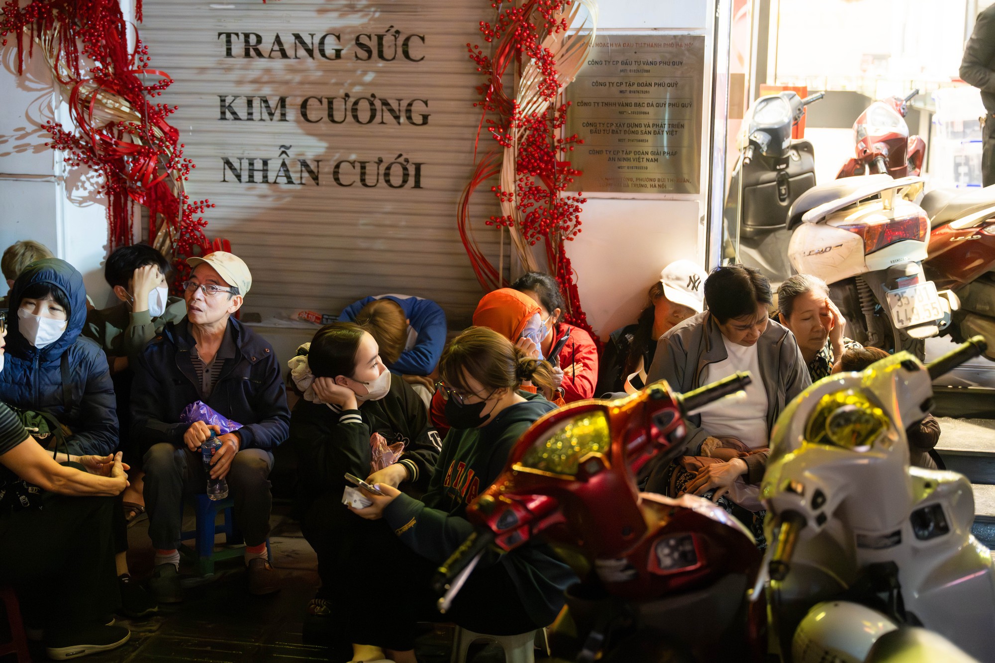 Ngày Vía Thần Tài: Khách đội mưa xếp hàng hơn 10 tiếng chờ mua vàng, xuất hiện thiết bị đặc biệt tại cửa hàng Trần Nhân Tông- Ảnh 10.