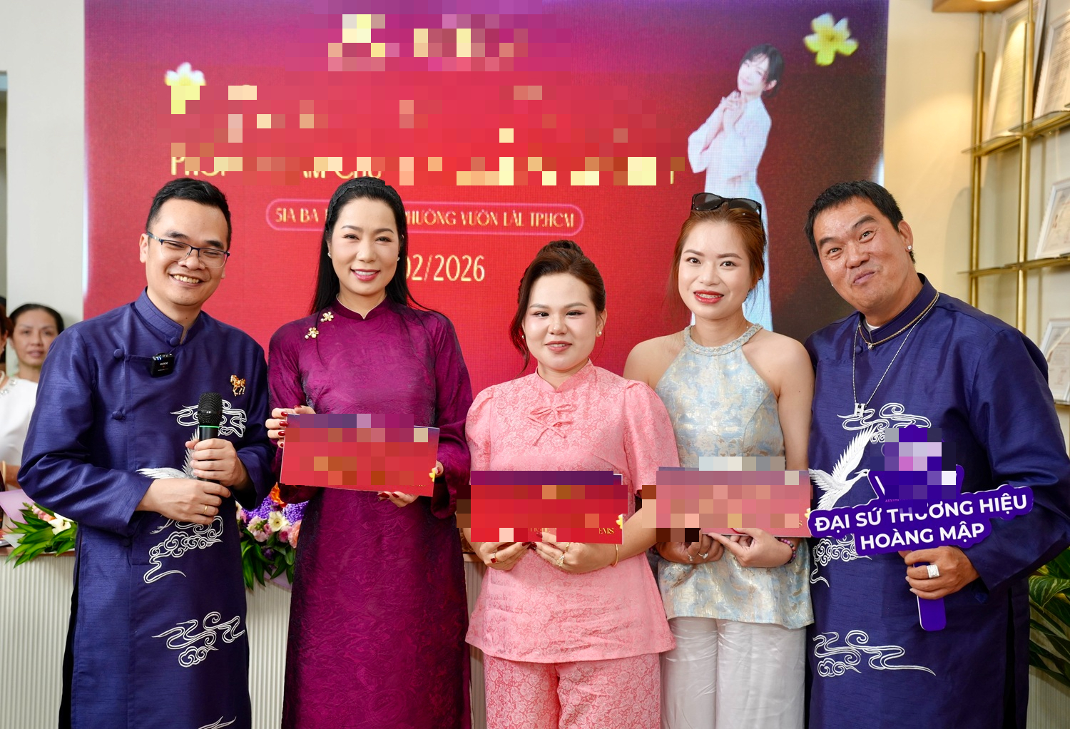 Đầu năm mới, hàng loạt nghệ sĩ tới chúc mừng Hoàng Mập- Ảnh 1.