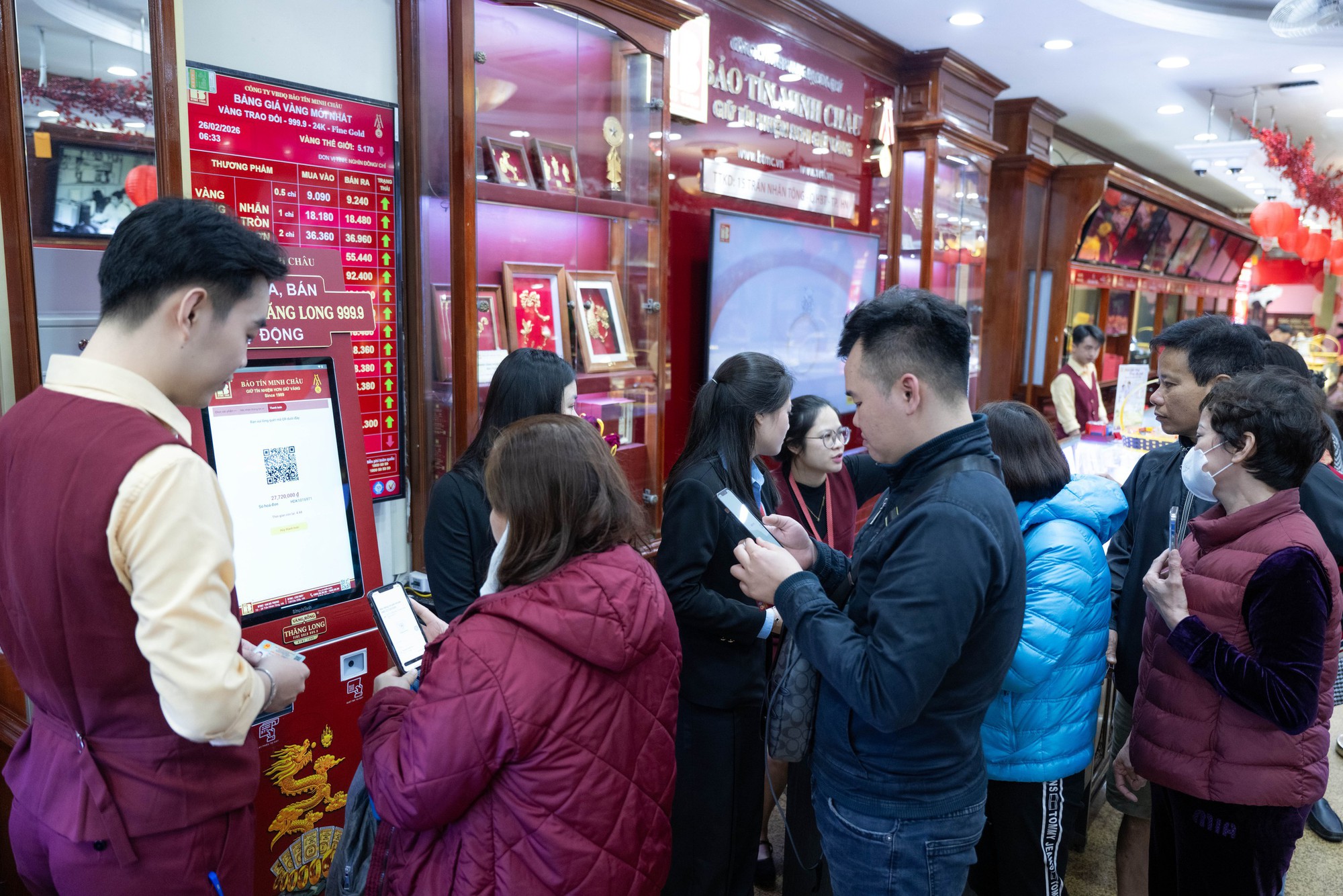 CLIP Chi tiết cách sử dụng chiếc máy cứ chạm vào và vàng ra đang hot ở Hà Nội- Ảnh 11.