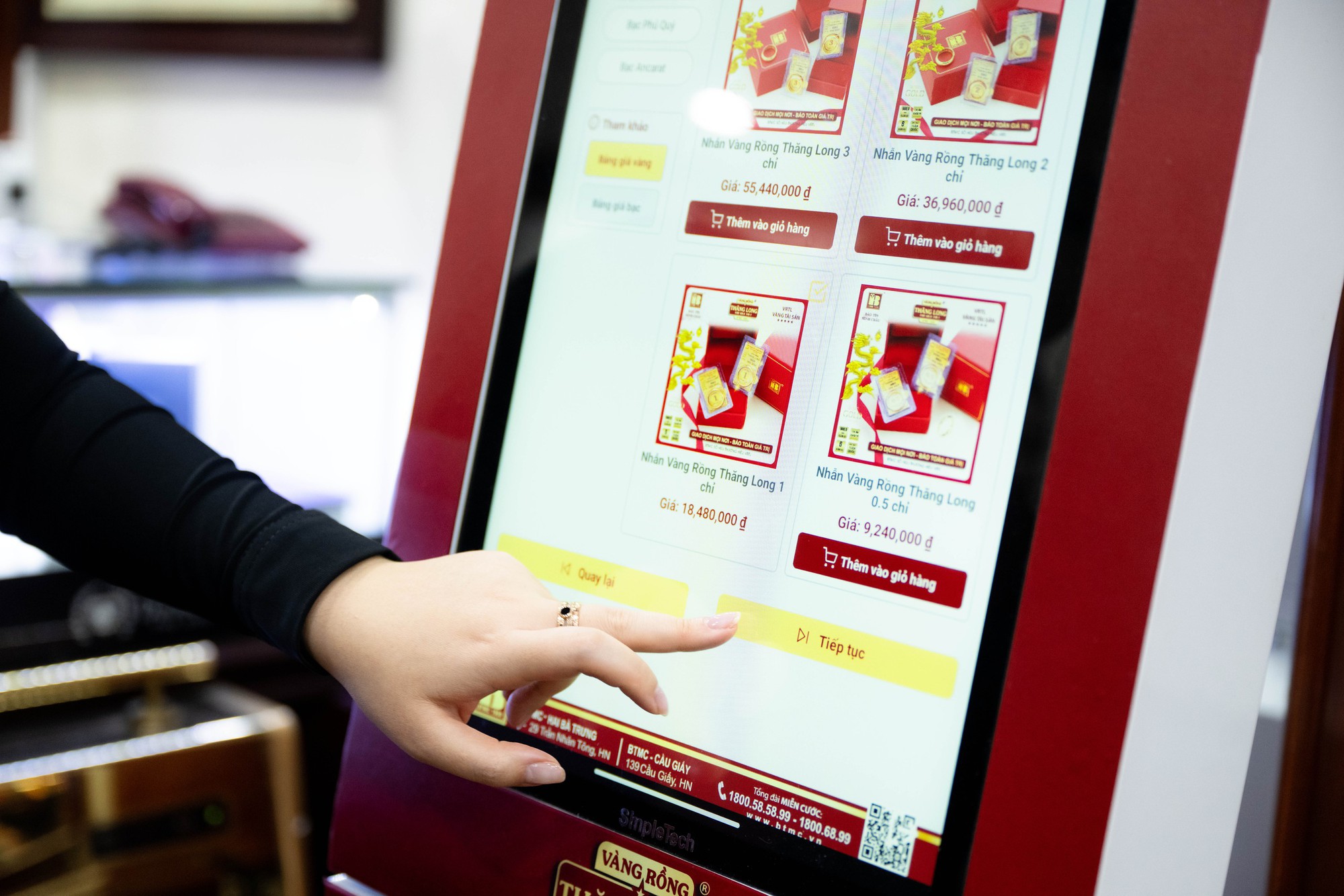 CLIP Chi tiết cách sử dụng chiếc máy cứ chạm vào và vàng ra đang hot ở Hà Nội- Ảnh 5.