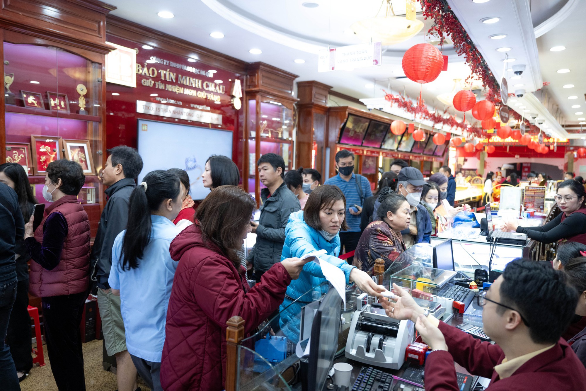 CLIP Chi tiết cách sử dụng chiếc máy cứ chạm vào và vàng ra đang hot ở Hà Nội- Ảnh 2.