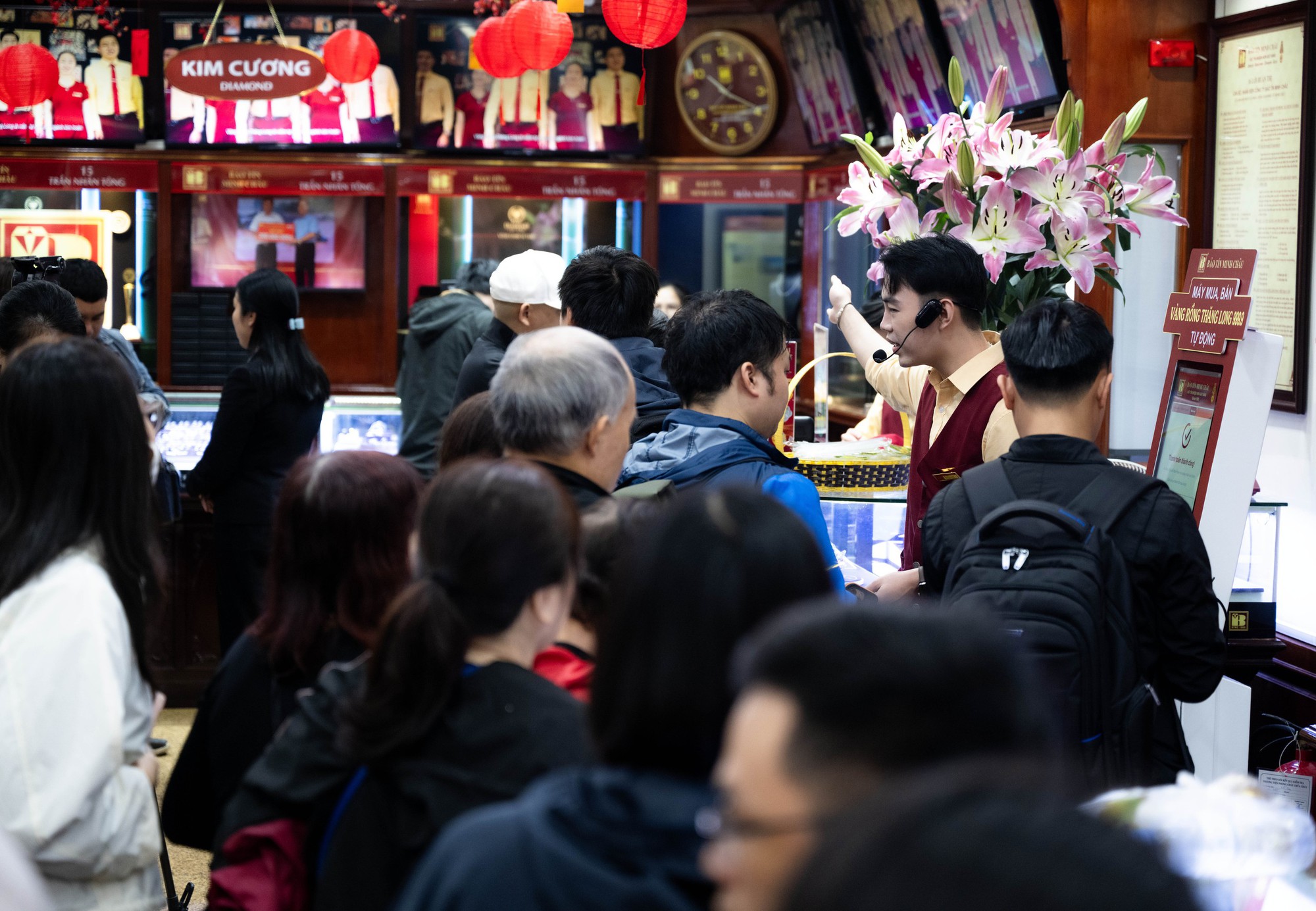 CLIP Chi tiết cách sử dụng chiếc máy cứ chạm vào và vàng ra đang hot ở Hà Nội- Ảnh 3.