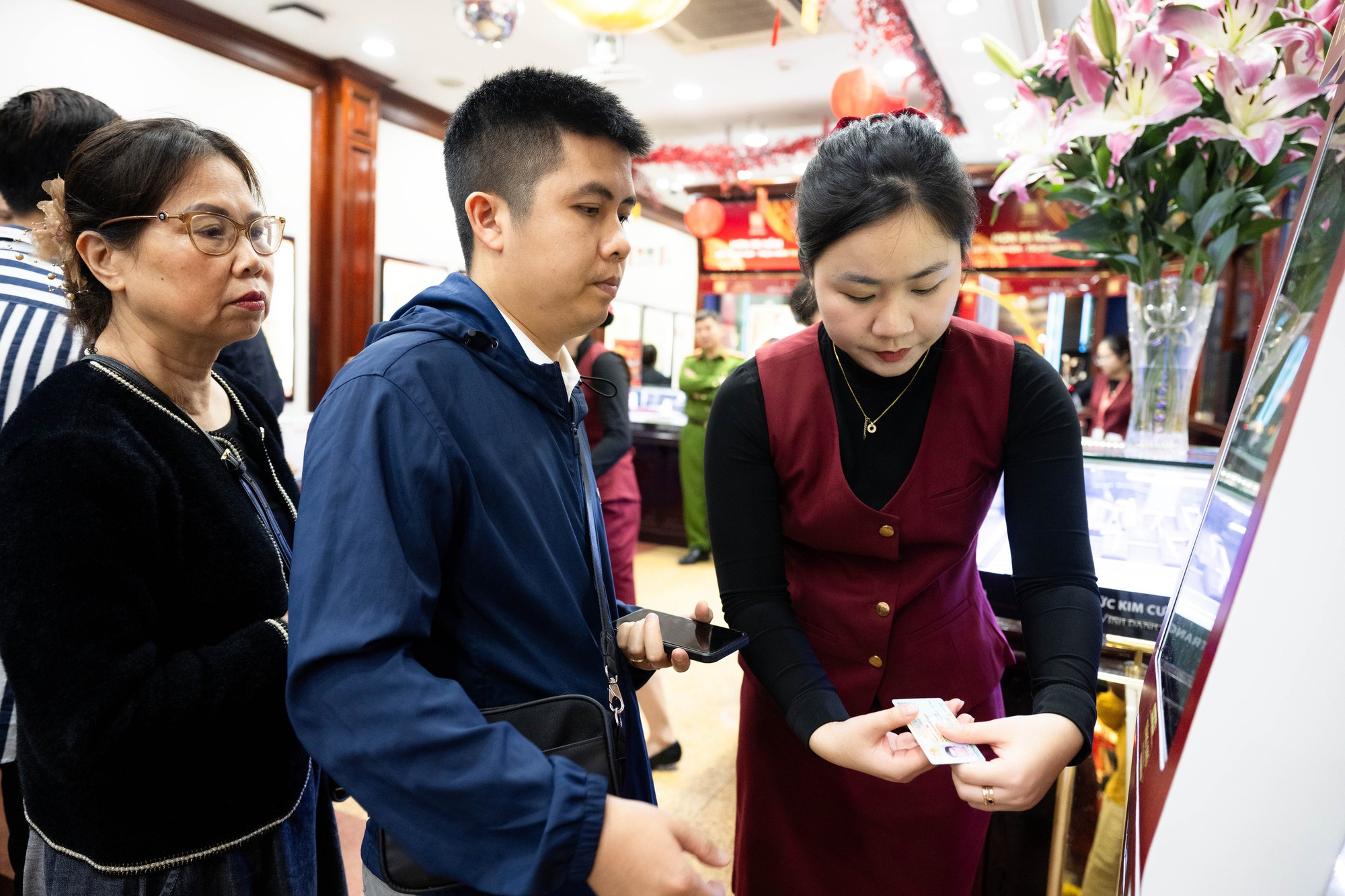 CLIP Chi tiết cách sử dụng chiếc máy cứ chạm vào và vàng ra đang hot ở Hà Nội- Ảnh 6.