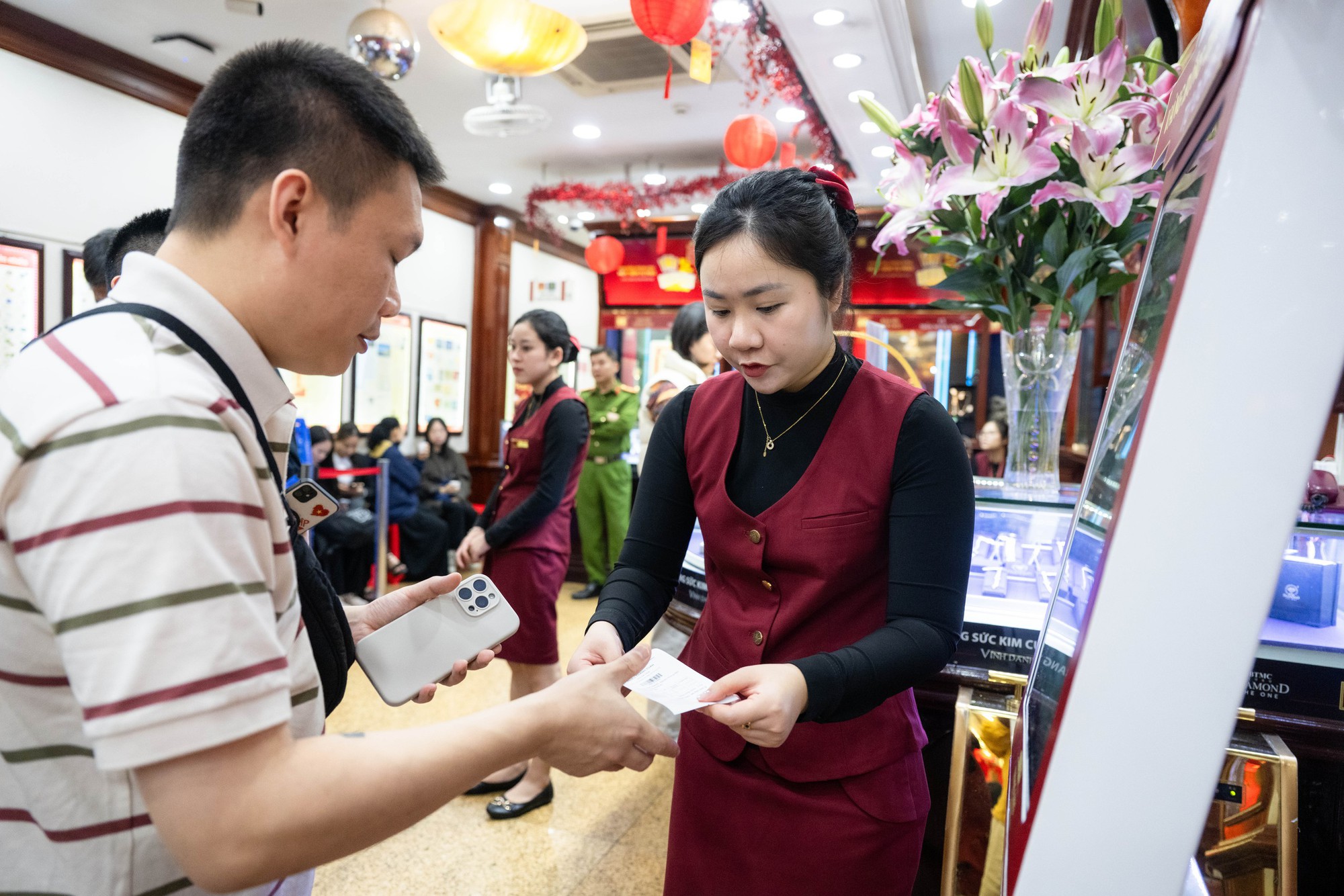 CLIP Chi tiết cách sử dụng chiếc máy cứ chạm vào và vàng ra đang hot ở Hà Nội- Ảnh 12.