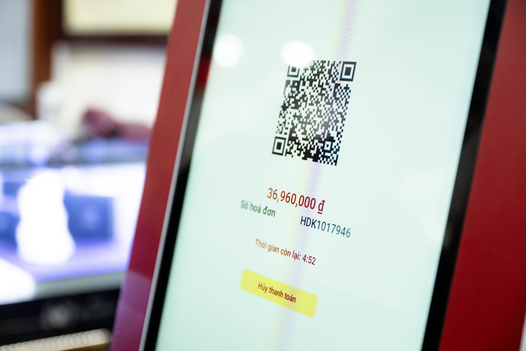 CLIP Chi tiết cách sử dụng chiếc máy cứ chạm vào và vàng ra đang hot ở Hà Nội- Ảnh 8.