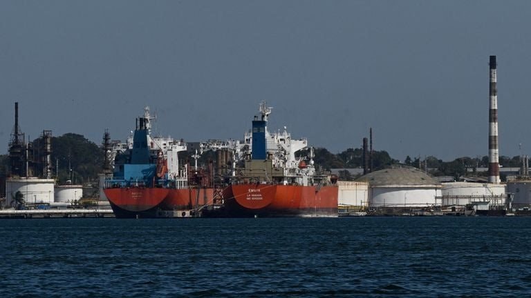 Mỹ bất ngờ nới lỏng lệnh hạn chế dầu mỏ với Cuba- Ảnh 1.