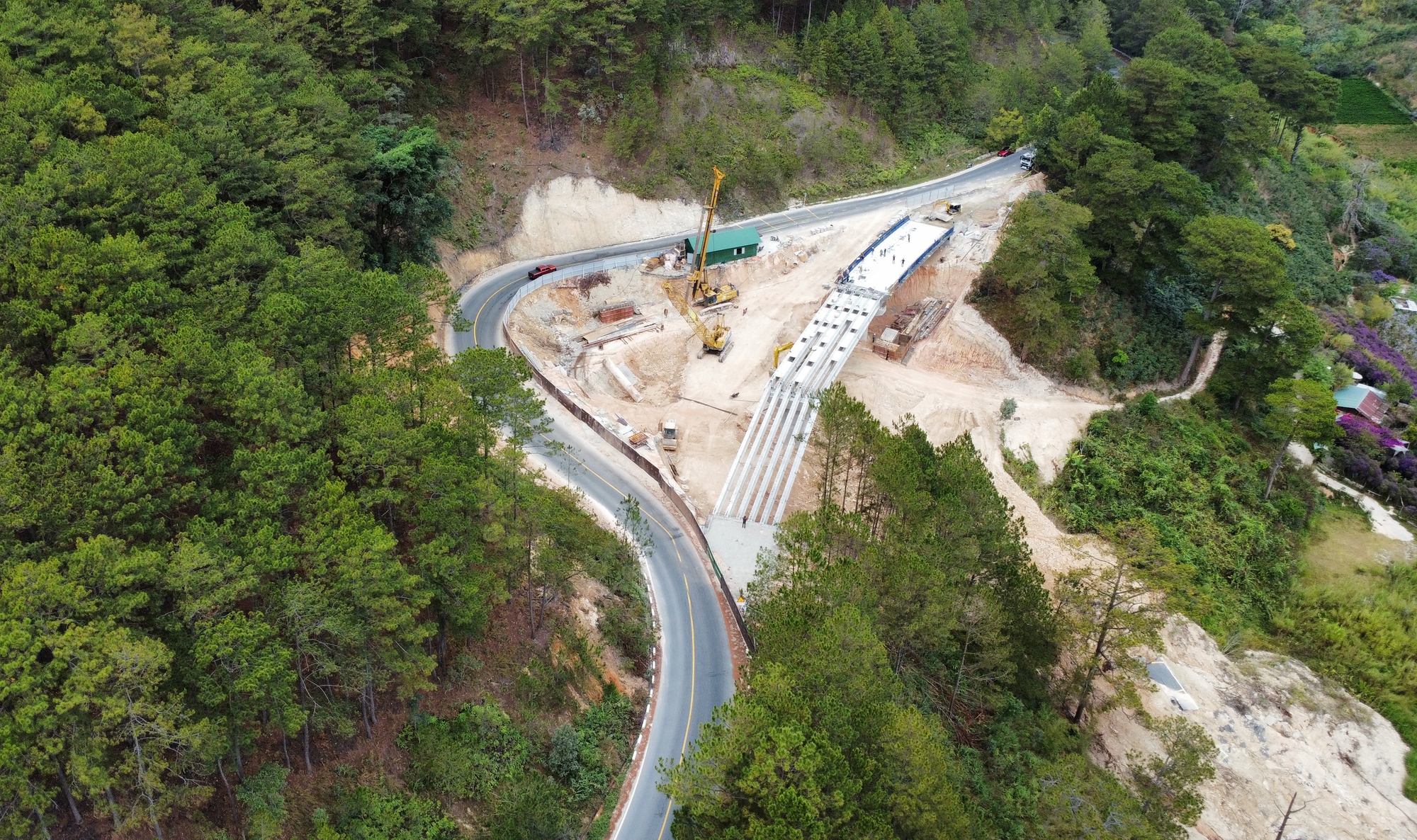 Hình hài cây cầu trên đèo Mimosa thay thế đoạn đường bị sạt lở cuối năm 2025 - Ảnh 2.