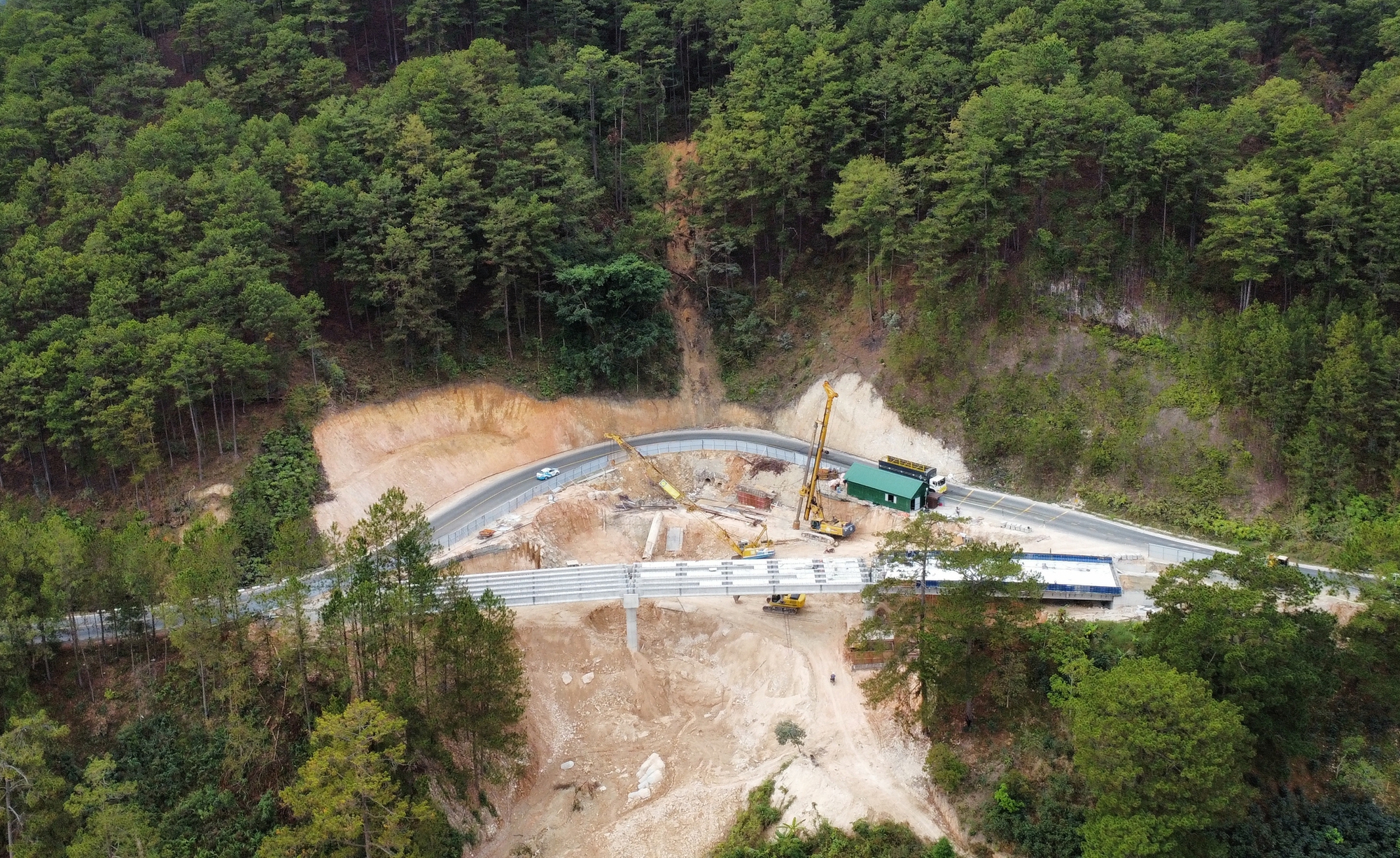 Hình hài cây cầu trên đèo Mimosa thay thế đoạn đường bị sạt lở cuối năm 2025 - Ảnh 1.