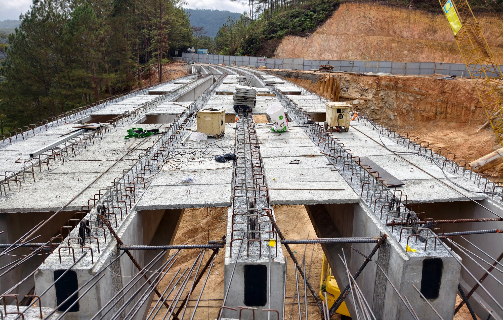 Hình hài cây cầu trên đèo Mimosa thay thế đoạn đường bị sạt lở cuối năm 2025 - Ảnh 5.