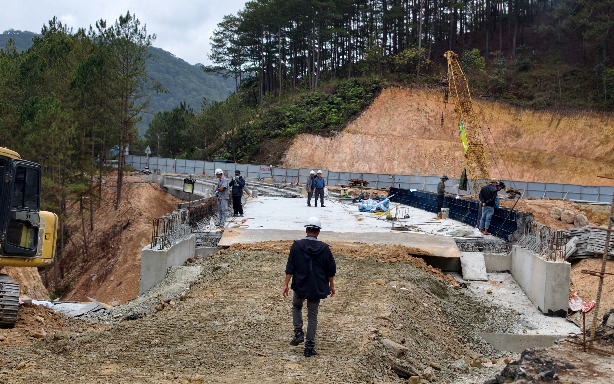 Hình hài cây cầu trên đèo Mimosa thay thế đoạn đường bị sạt lở cuối năm 2025 - Ảnh 6.