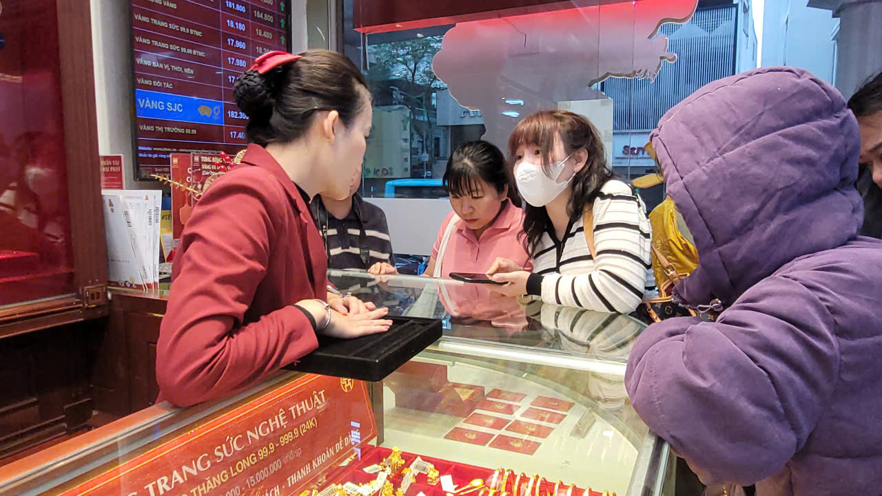 Giá vàng Thần Tài 2026 cao chót vót , cụ bà 80 tuổi vẫn quyết tâm mua vàng cầu may - Ảnh 3.