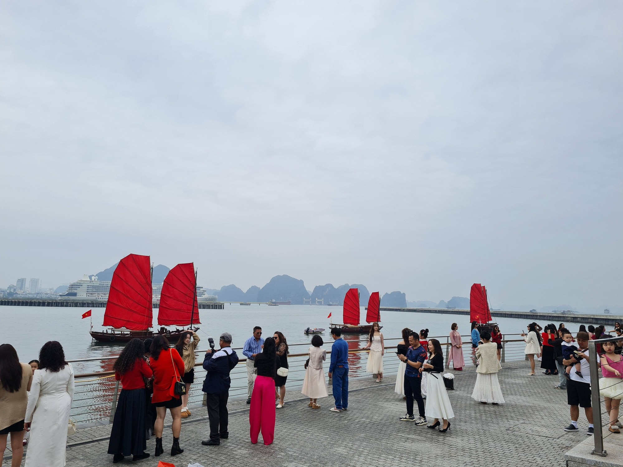 Chính thức: Tạm dừng hoạt động của thuyền buồm đỏ ven bờ vịnh Hạ Long, lý do là gì? - Ảnh 1.