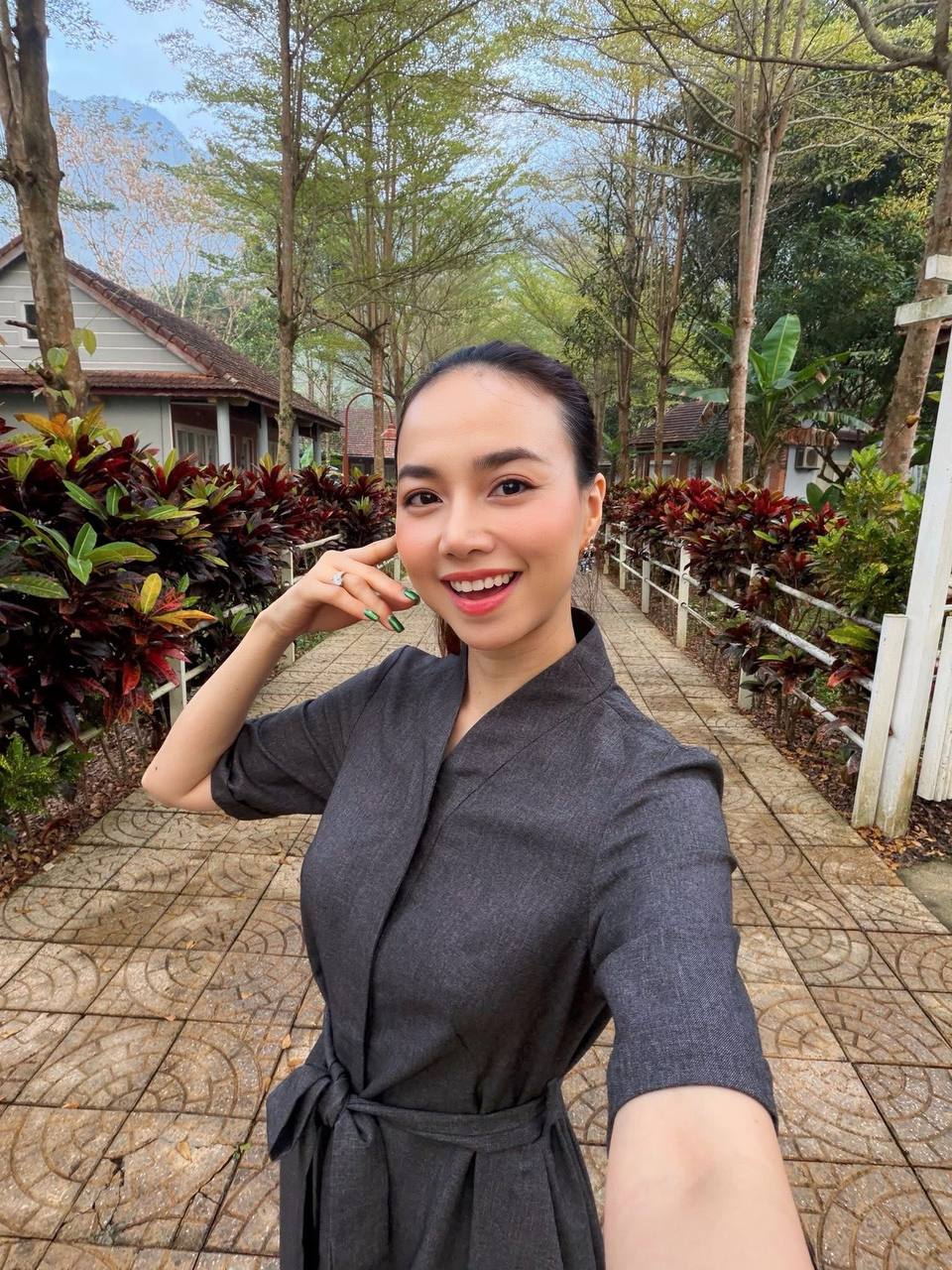 Vợ đạo diễn trăm tỷ khoe visual 20 năm không già nhưng vòng eo mỏng dính mới là tâm điểm- Ảnh 10. Vợ đạo diễn trăm tỷ khoe visual 20 năm không già nhưng vòng eo mỏng dính mới là tâm điểm- Ảnh 10.