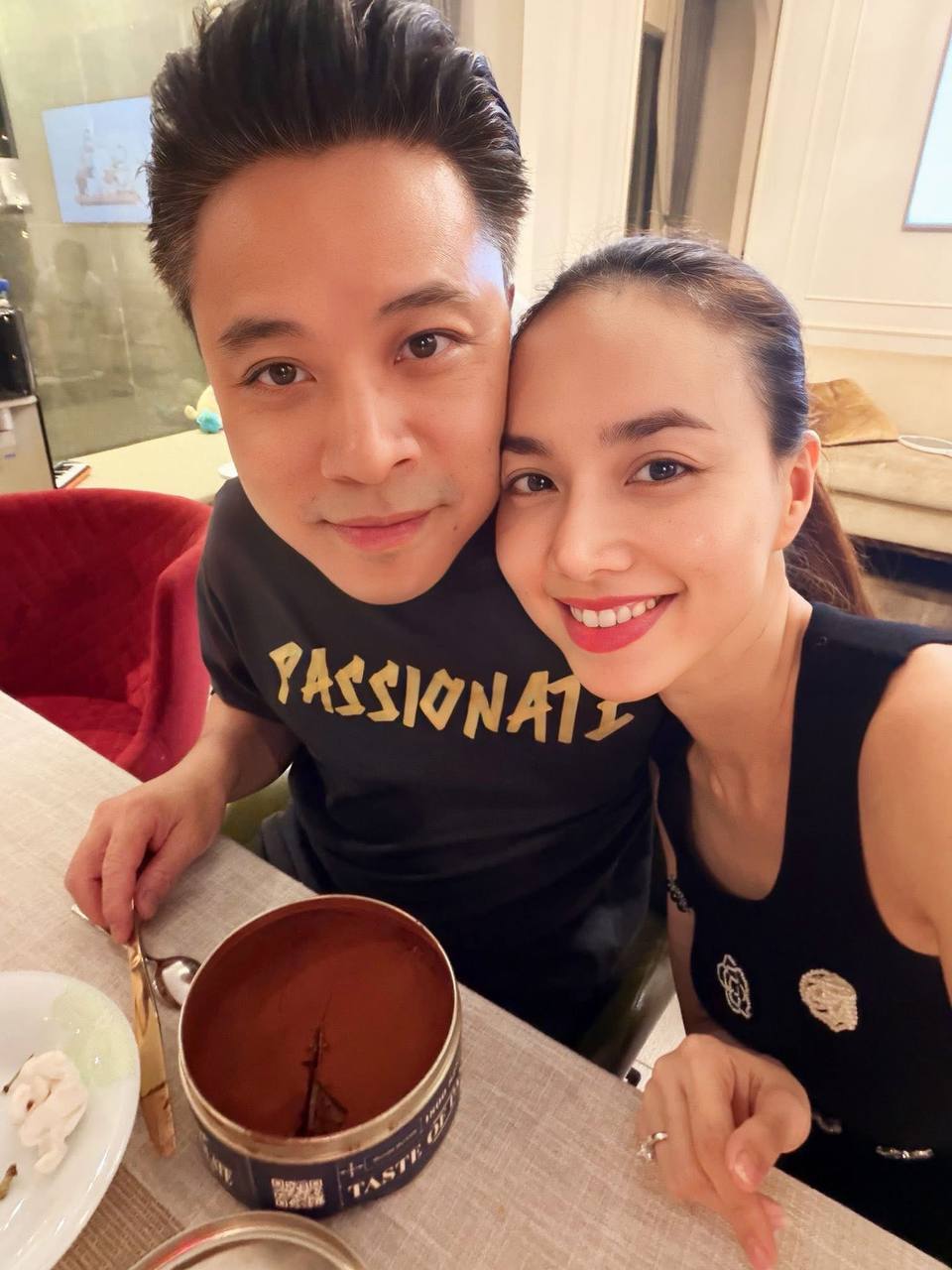 Vợ đạo diễn trăm tỷ khoe visual 20 năm không già nhưng vòng eo mỏng dính mới là tâm điểm- Ảnh 11. Vợ đạo diễn trăm tỷ khoe visual 20 năm không già nhưng vòng eo mỏng dính mới là tâm điểm- Ảnh 11.