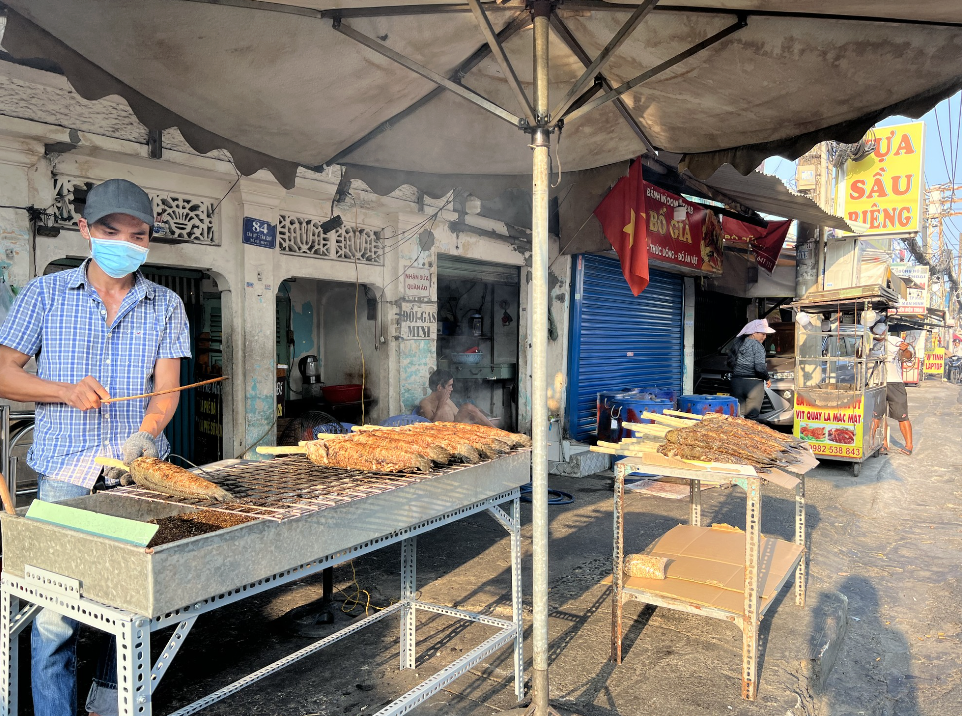 100 tấn cá lóc đổ bộ TP.HCM, thủ phủ cá nướng đỏ lửa xuyên đêm nướng 5.000 con ngày vía Thần Tài - Ảnh 5.