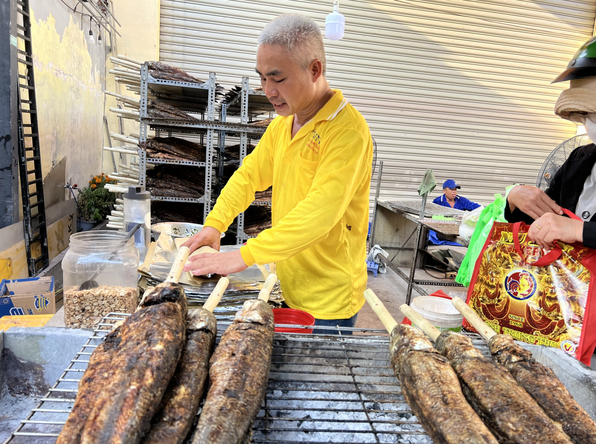 100 tấn cá lóc đổ bộ TP.HCM, thủ phủ cá nướng đỏ lửa xuyên đêm nướng 5.000 con ngày vía Thần Tài - Ảnh 4.