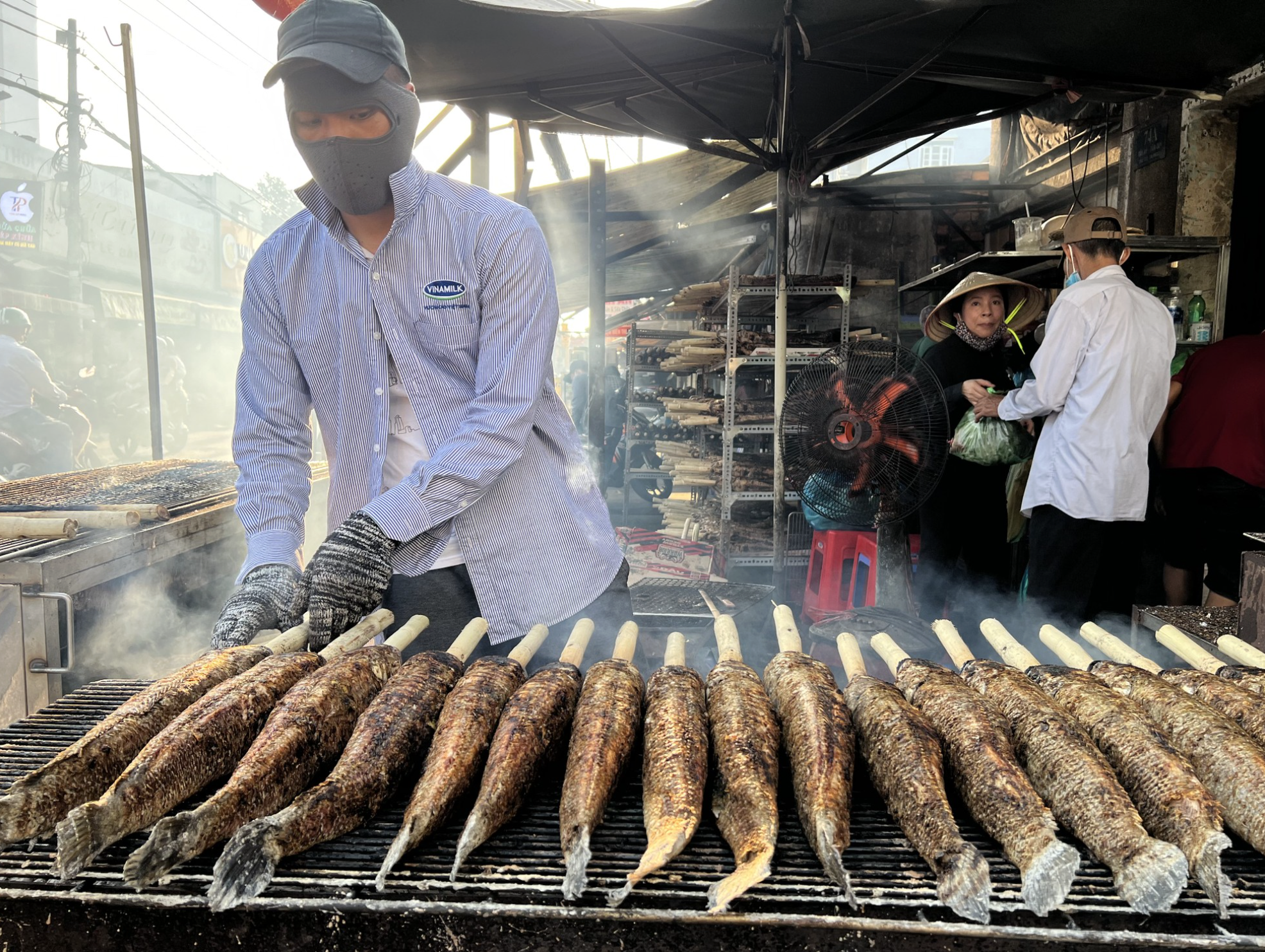 100 tấn cá lóc đổ bộ TP.HCM, thủ phủ cá nướng đỏ lửa xuyên đêm nướng 5.000 con ngày vía Thần Tài - Ảnh 3.