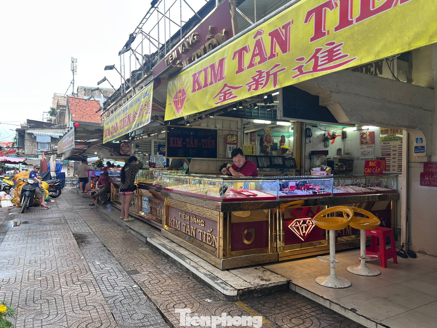 'Phố vàng bạc' sầm uất bỗng dưng vắng tanh vắng ngắt ngày Vía Thần tài- Ảnh 7.