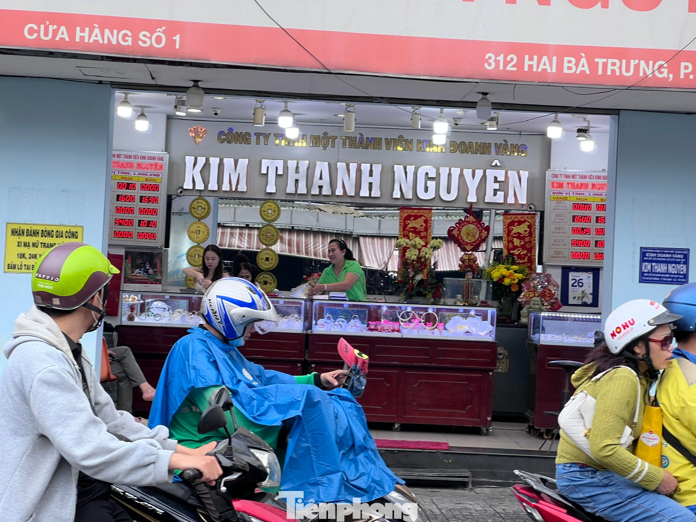 'Phố vàng bạc' sầm uất bỗng dưng vắng tanh vắng ngắt ngày Vía Thần tài- Ảnh 3.