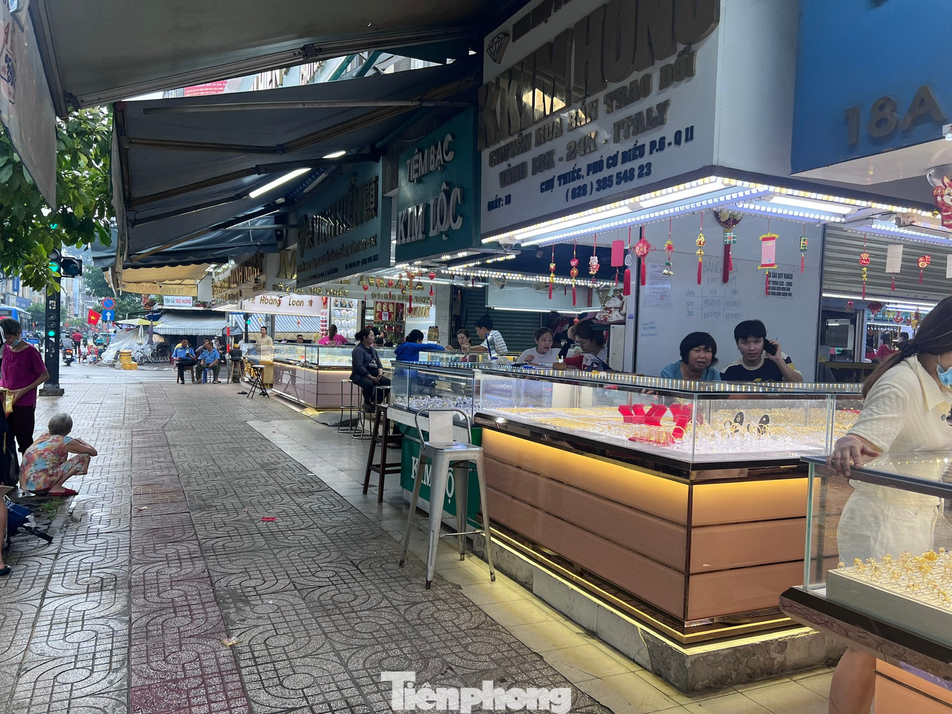 'Phố vàng bạc' sầm uất bỗng dưng vắng tanh vắng ngắt ngày Vía Thần tài- Ảnh 4.