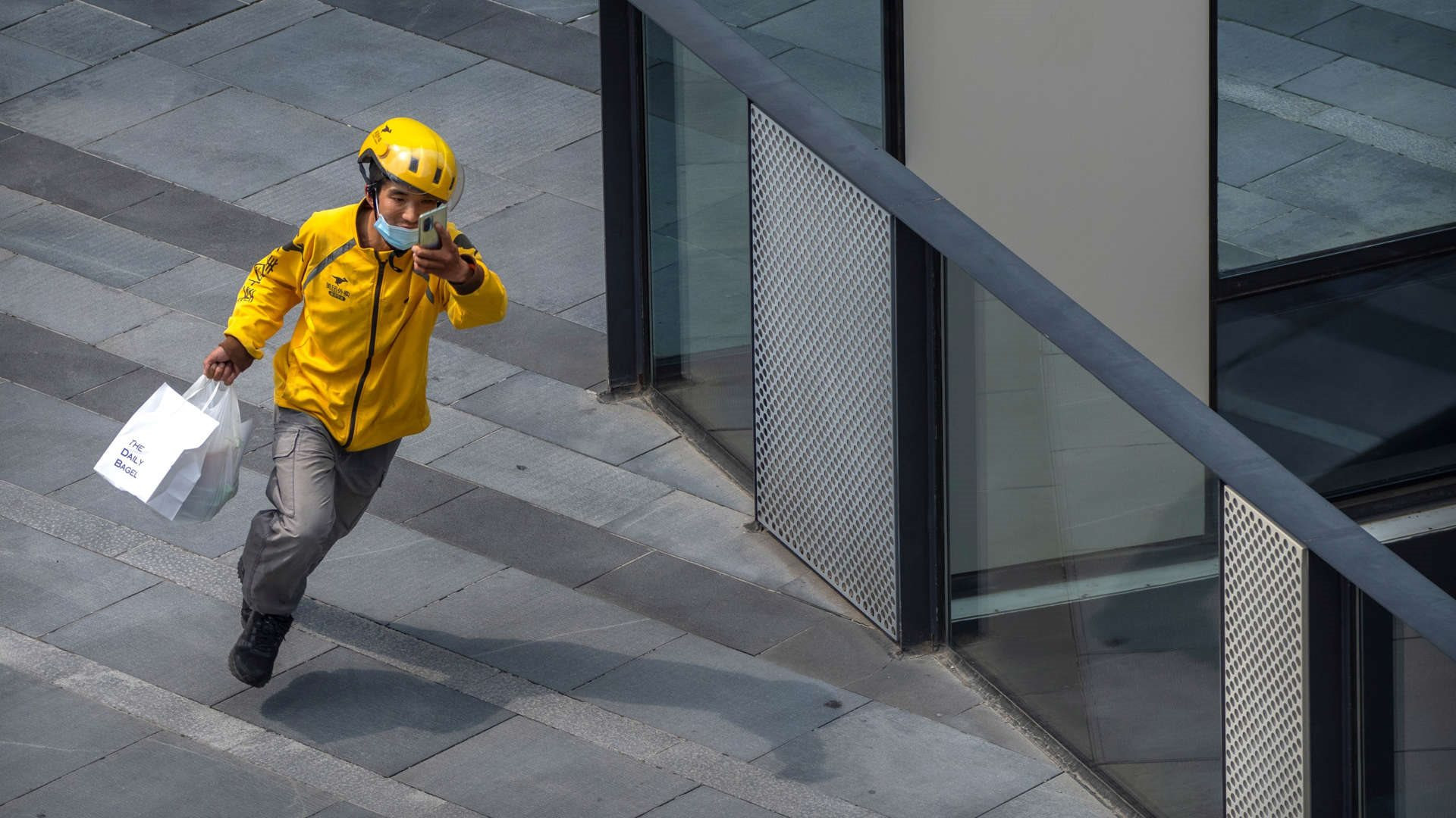 Cụ bà 80 tuổi phát hiện 3,3 tỷ đồng "bốc hơi" khỏi tài khoản không lí do: Cảnh sát vào cuộc chỉ rõ thủ phạm là shiper thân thiết- Ảnh 1.