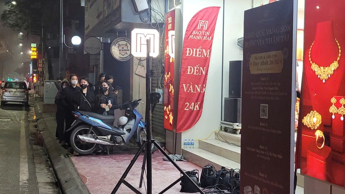 Xếp hàng từ nửa đêm mua vàng ngày vía Thần Tài 2026 - Ảnh 4.