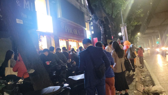 Xếp hàng từ nửa đêm mua vàng ngày vía Thần Tài 2026 - Ảnh 2.