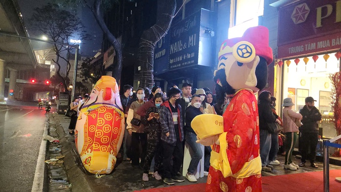 Hàng trăm người đi xếp hàng mua vàng từ nửa đêm - Ảnh 1.