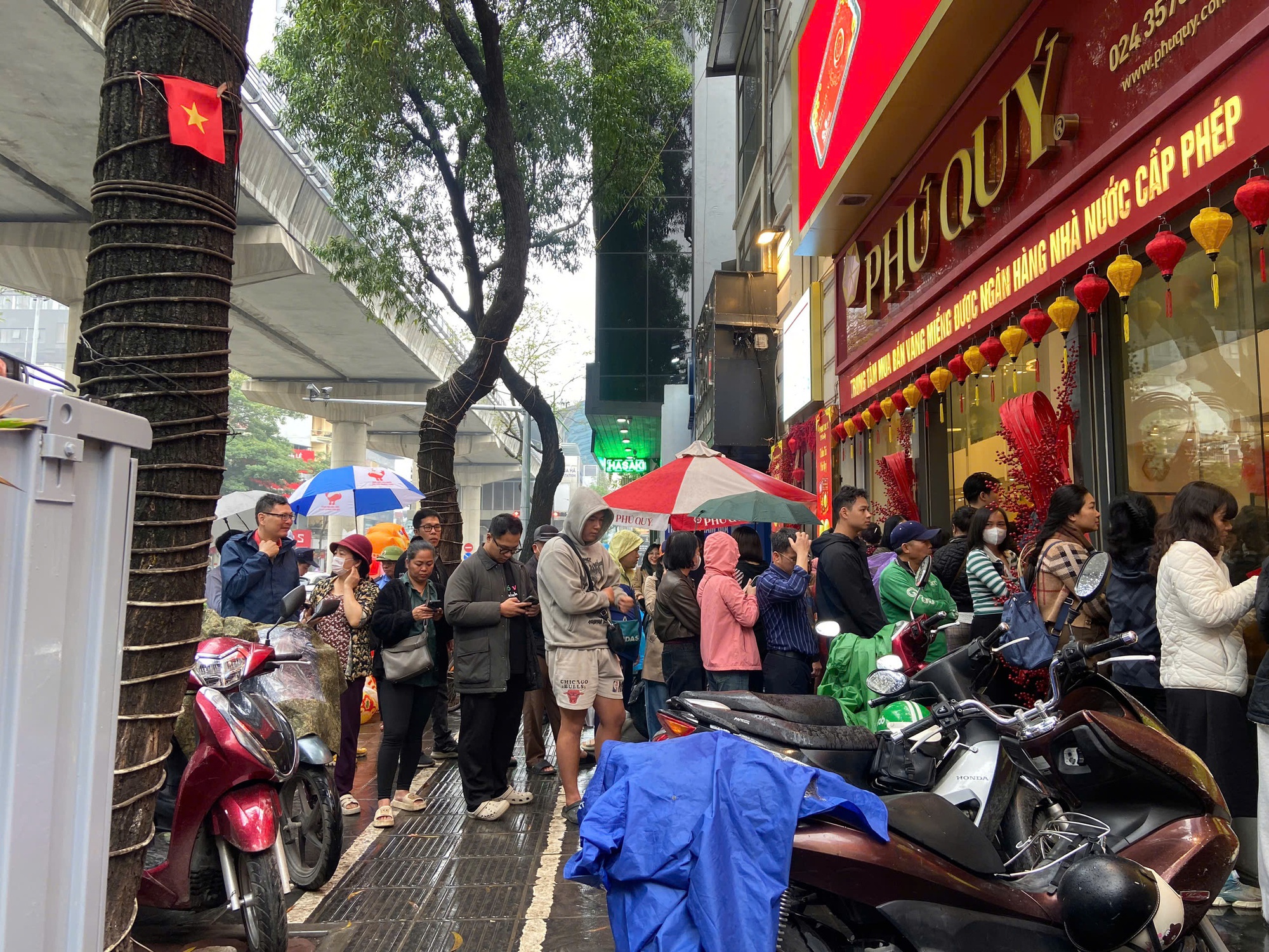 Nhật ký mua vàng của tôi: Đi từ 26 Tết, 4 lần về tay không, ra Giêng rồi mới cầm được 1 chỉ!- Ảnh 3.