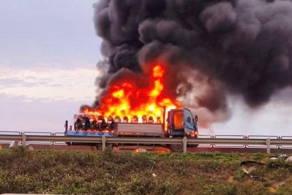 Vụ tài xế bất lực bật khóc vì ô tô chở nhiều xe máy bốc cháy: Tiền đền bù là gánh nặng lớn khi nhà còn 3 con nhỏ, mẹ già đau ốm- Ảnh 1.