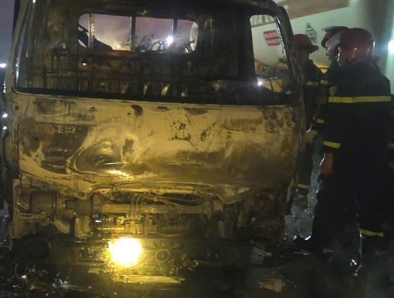 Vụ tài xế bất lực bật khóc vì ô tô chở nhiều xe máy bốc cháy: Tiền đền bù là gánh nặng lớn khi nhà còn 3 con nhỏ, mẹ già đau ốm- Ảnh 2.