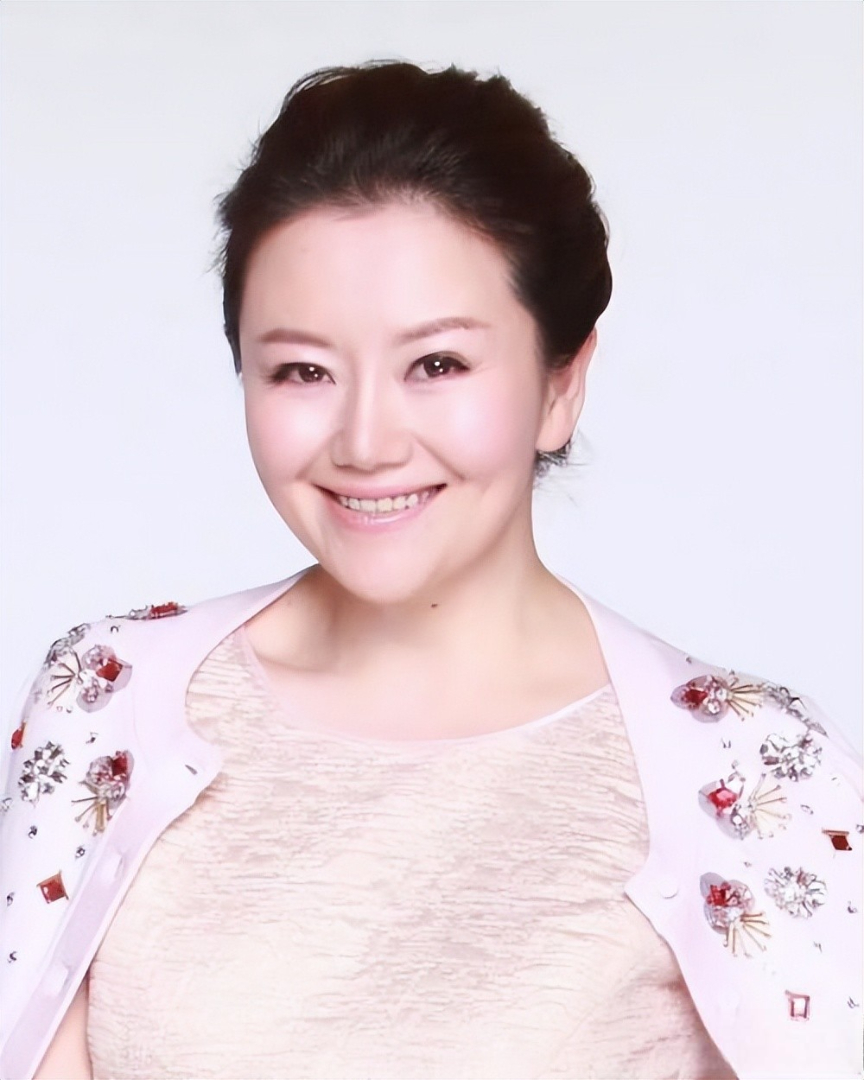 Nữ MC đình đám cùng cả gia đình chuyển vào viện dưỡng lão, mẹ chồng cũng đến sống chung: Lý do phía sau khiến nhiều người suy ngẫm- Ảnh 1.