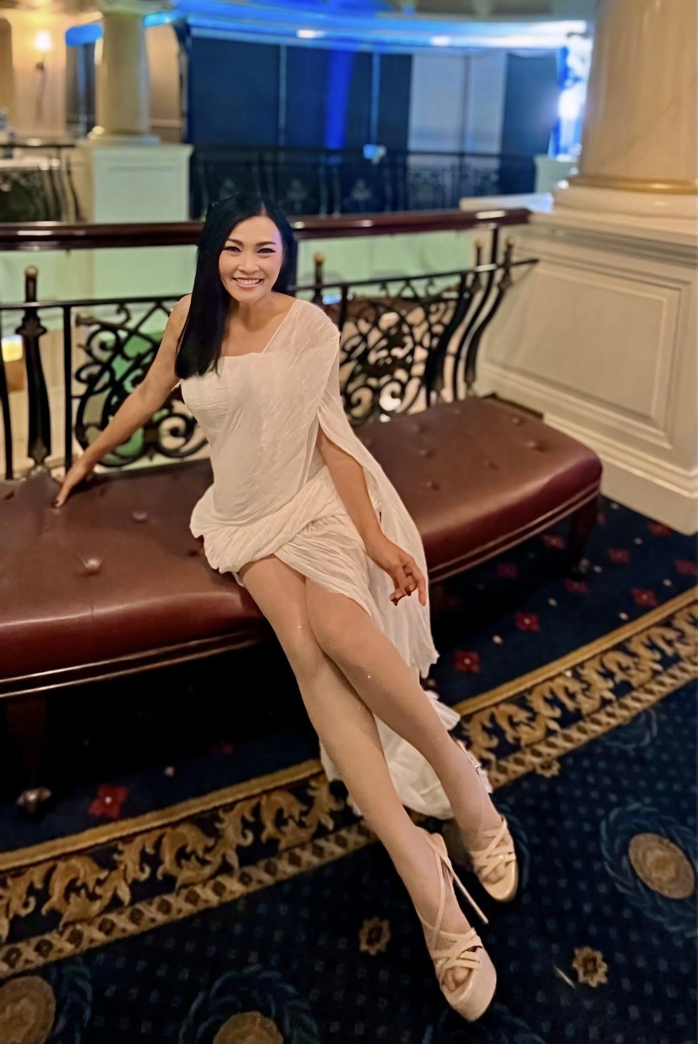 Nữ ca sĩ đình đám U55 công khai lấy trai miền núi, không biết tiếng Việt, luôn sợ chồng ghen vì điều này - Ảnh 2.