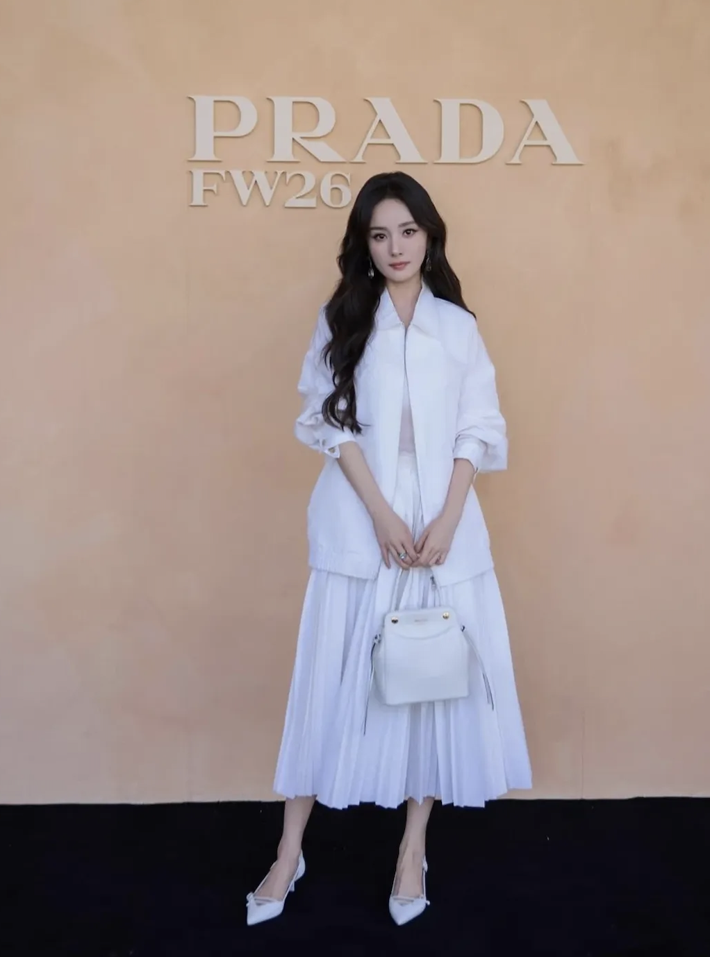 Show Prada năm nay: Tỷ phú Mark Zuckerberg ngồi front row gây tranh cãi, 2 nữ thần Hàn Quốc đọ sắc trong 1 khung hình- Ảnh 7.