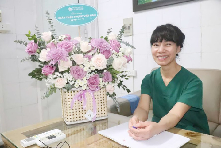 Nữ bác sĩ 20 năm sau tấm màn xanh phòng mổ, canh giữ nhịp sống người bệnh- Ảnh 1.